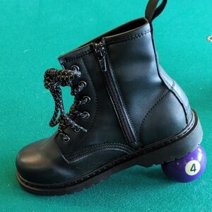 Steve Madden Black Leather Boots 4(Boys) will fit women's 6